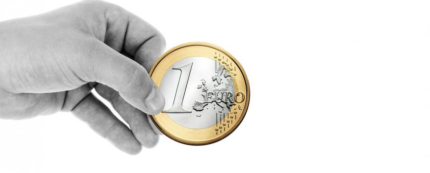 Une main qui tien une pièce de un euro